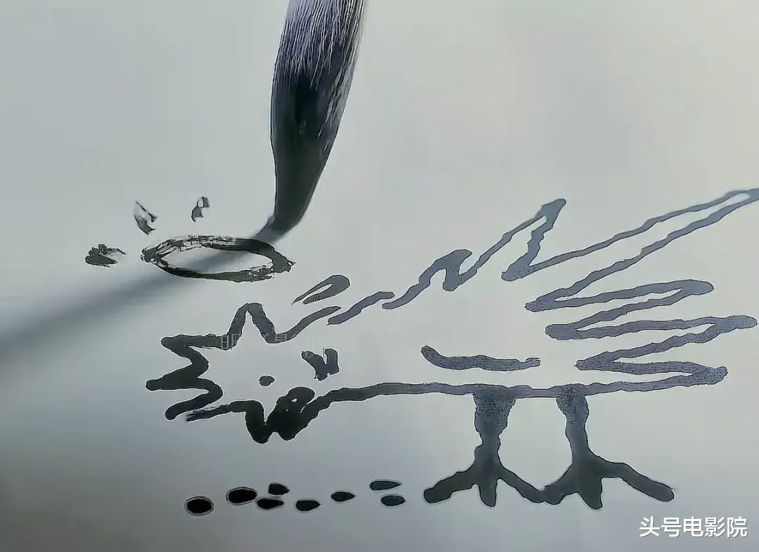 75岁谭咏麟私下视频流出,信息量大!陈百祥左拥右抱,衣服引热议