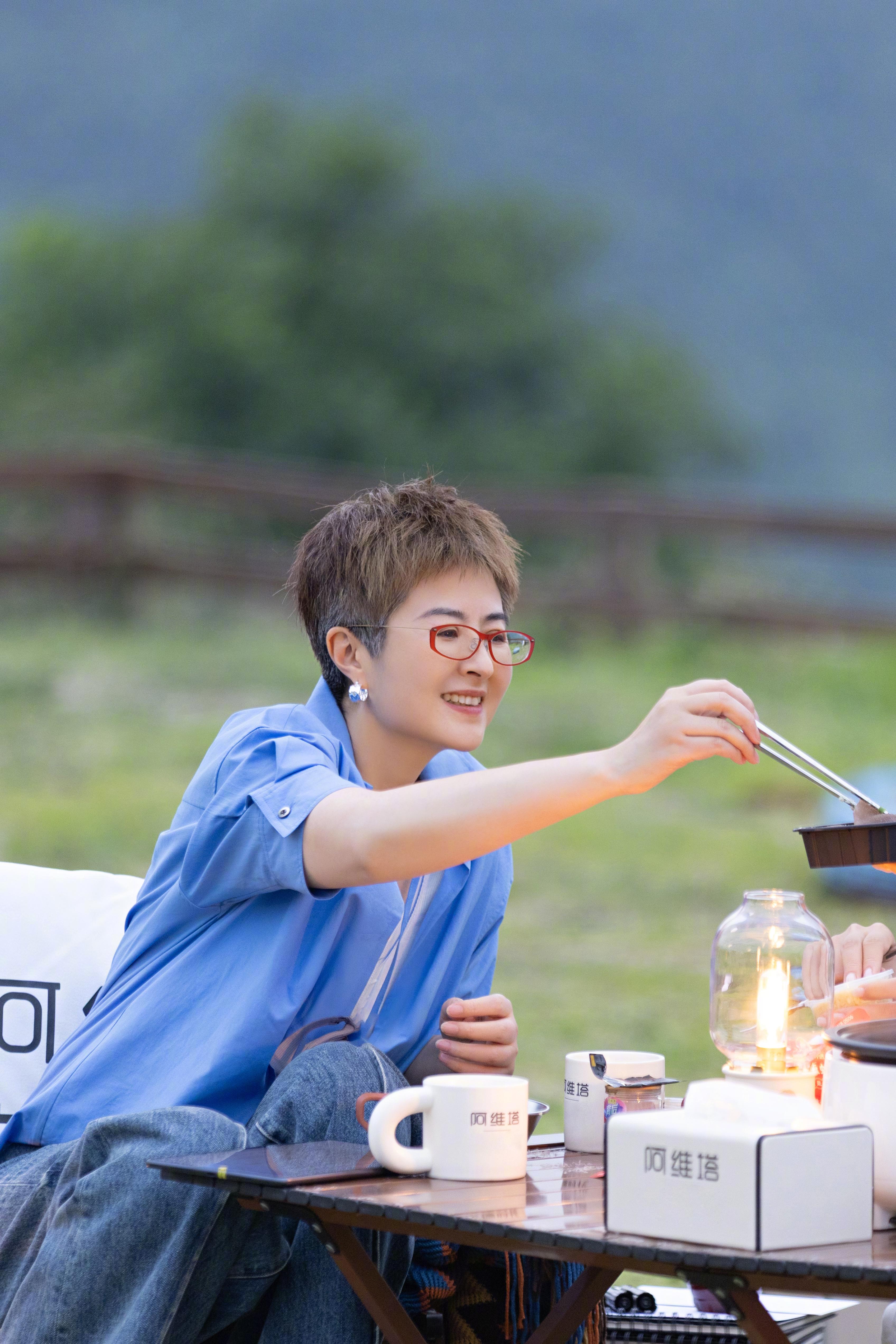 和李铁相守26年，离开央视后财富自由，定居上海，满头白发也坦然