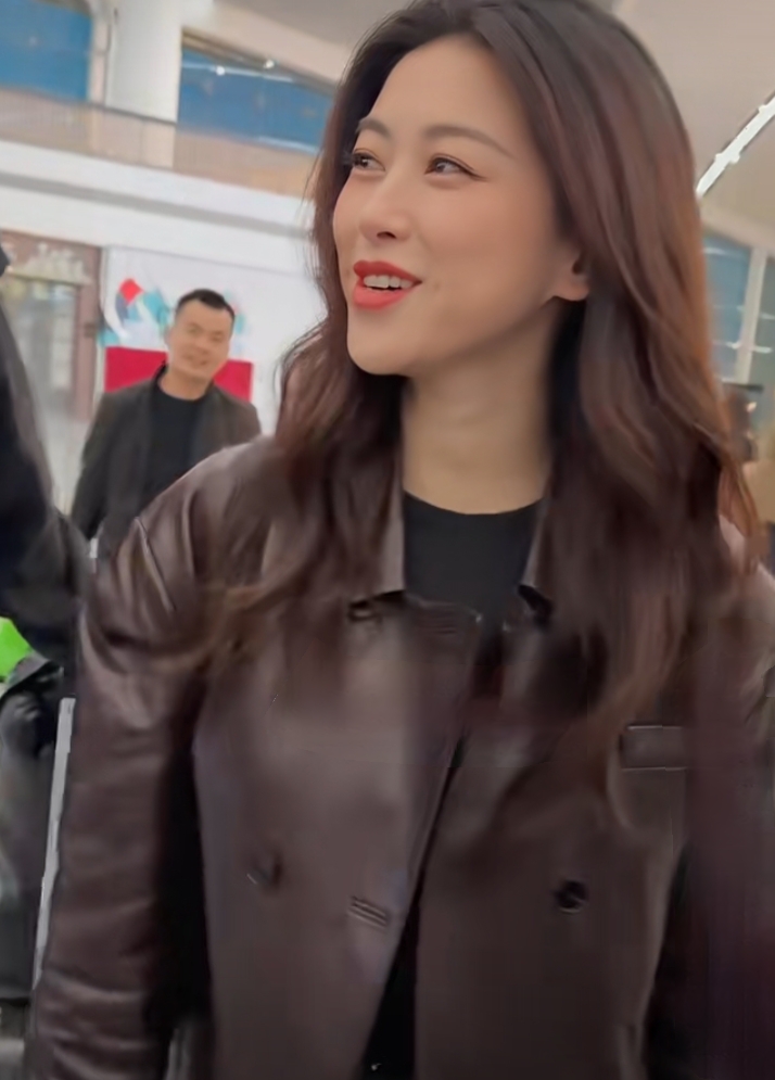 朱珠重庆机场出发，棕皮夹克搭长裤，波浪长发又飒又美
