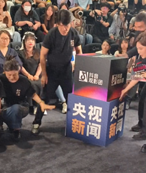 南京照相馆路演,佟丽娅脸凹瘦脱相,宋茜老婆嘴抢镜,高叶脸好油