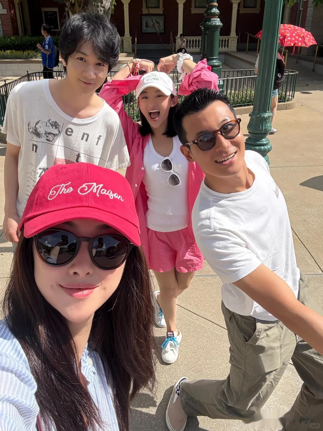 朱珠为女儿迪士尼庆生，大方展示内衣品牌，王珠宝一脸男相好抢镜