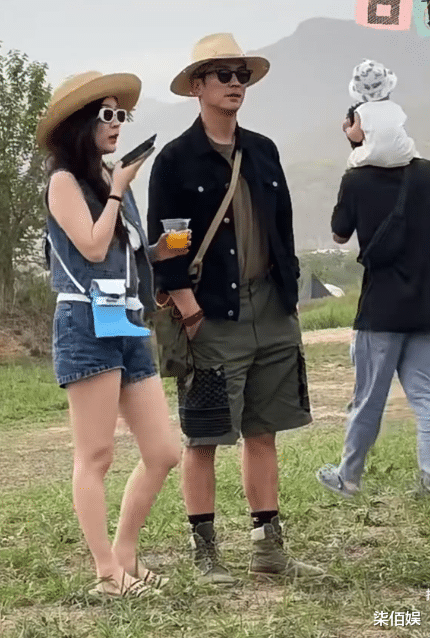 霍思燕北京逛街被偶遇,小骨架肉肉的还挺美,45岁走路娇滴滴