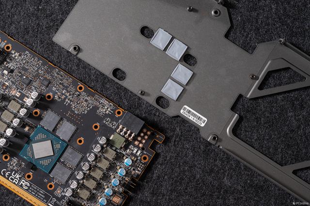 蓝宝石 RX 9060 XT 双版图赏：氮动铁血与极地白骑士的性能美学