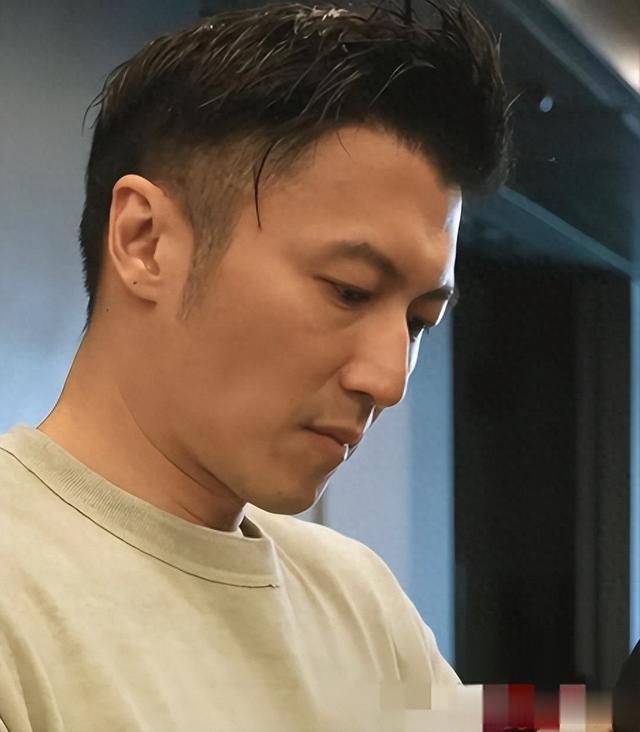 谢霆锋演唱会前素颜露脸,憔悴面容惊呆粉丝,展示百万吉他背带