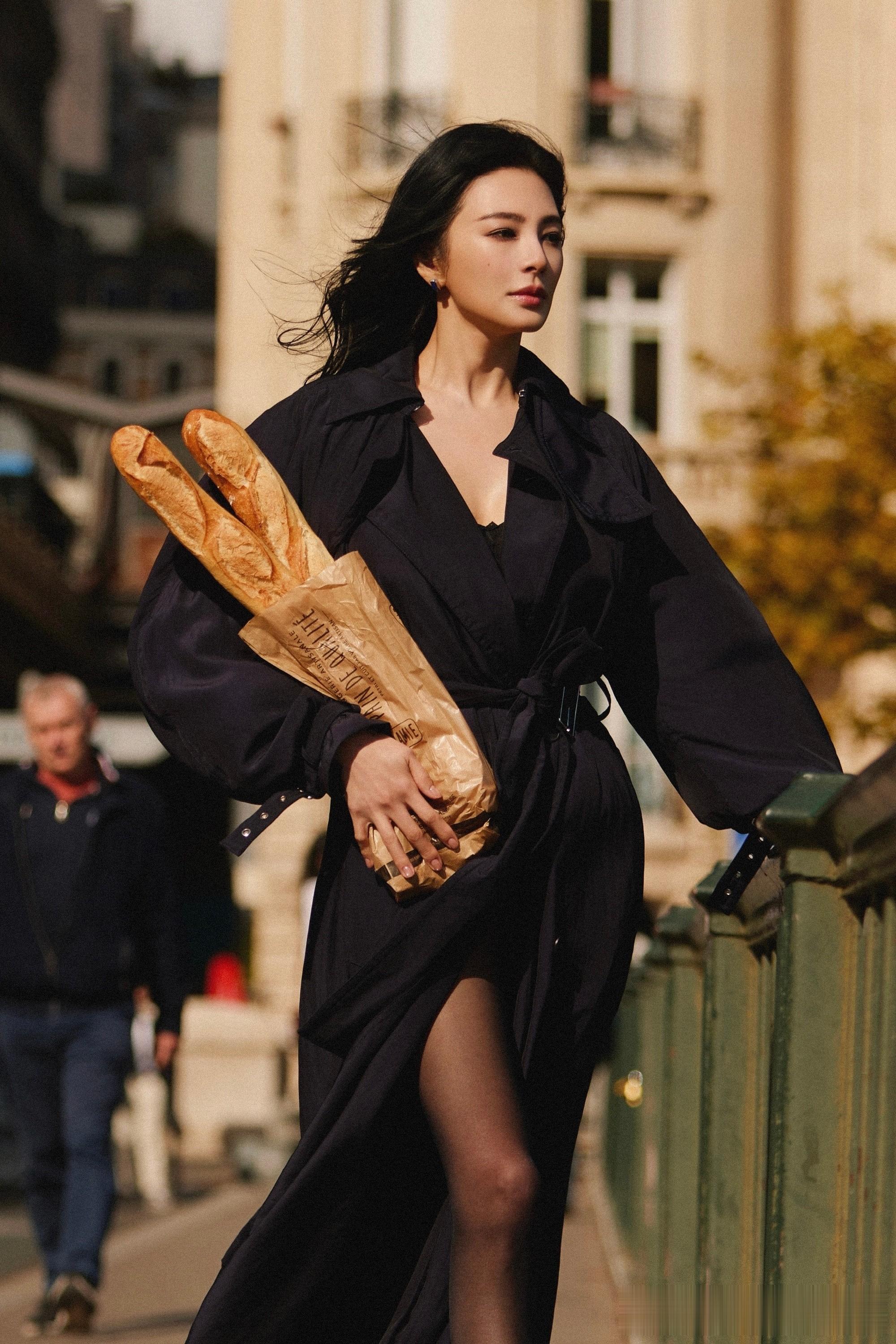 张雨绮巴黎时装周黑风衣造型，“若兰式”霸气氛围感直接拉满！