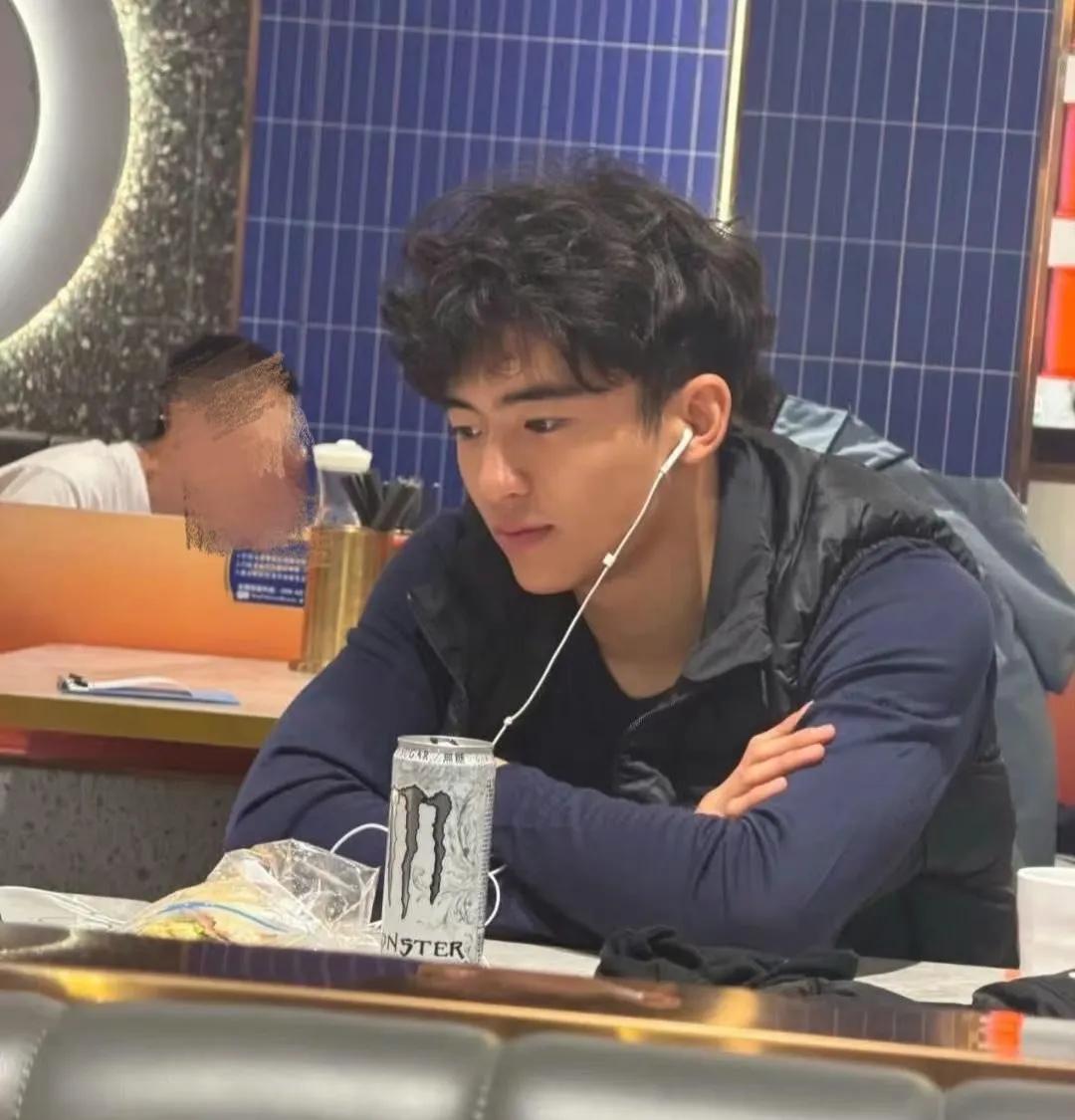 张柏芝带仨儿子去澳洲!一起送Lucas上大学,小Q个子最高侧颜超帅