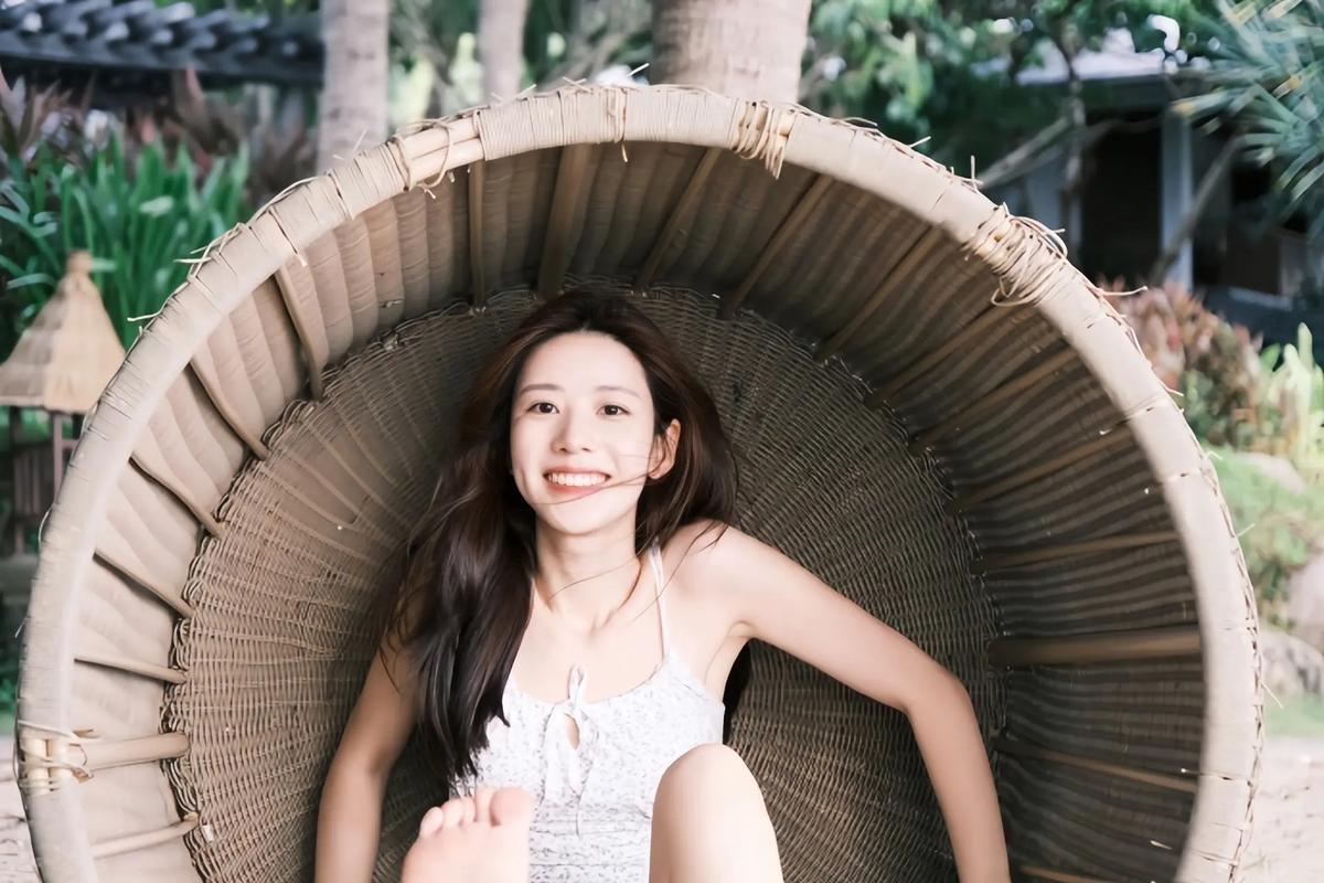 杨洋疑似新恋情曝光，女方年轻漂亮有内涵，两人相差8岁引热议