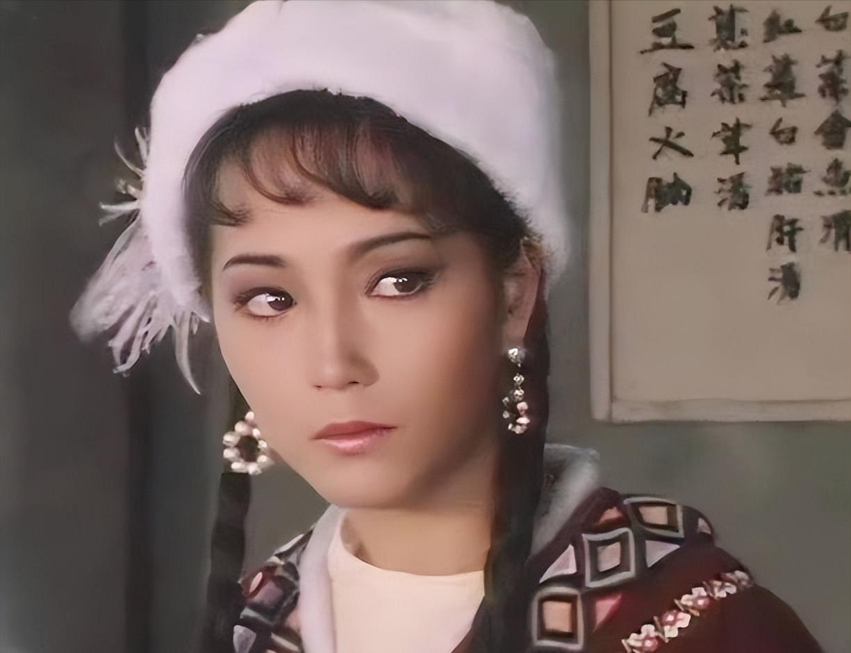 心酸!62岁港星景区打工,曾参演《唐伯虎点秋香》,今却无戏可拍