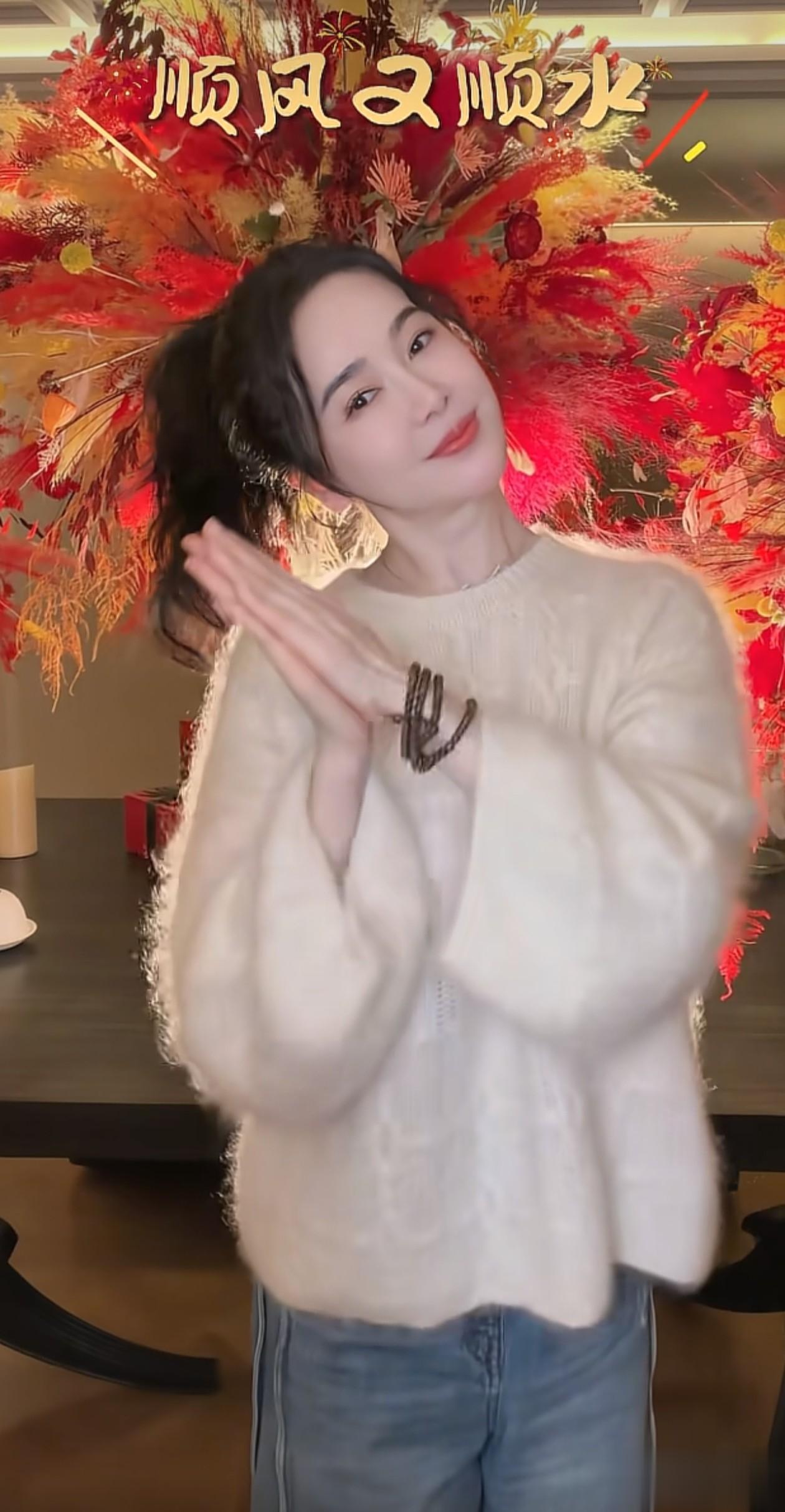 48岁左小青新年穿搭:毛衣+牛仔裤,减龄又高级,嫩得像小姑娘