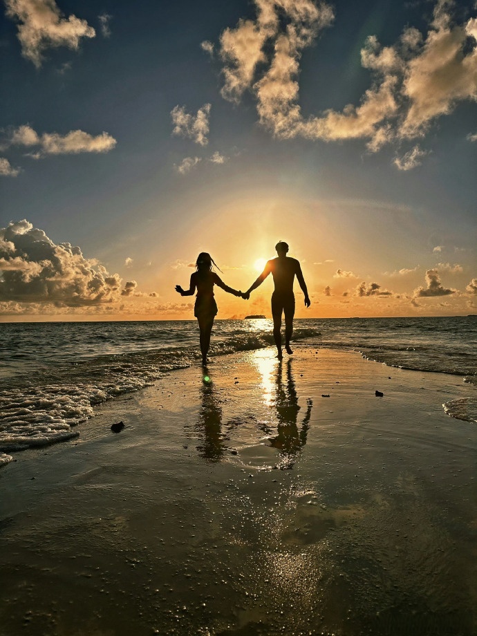 黄子韬开颅清淤缝合43针的经历震惊众人,从顶流到开厂制造卫生巾