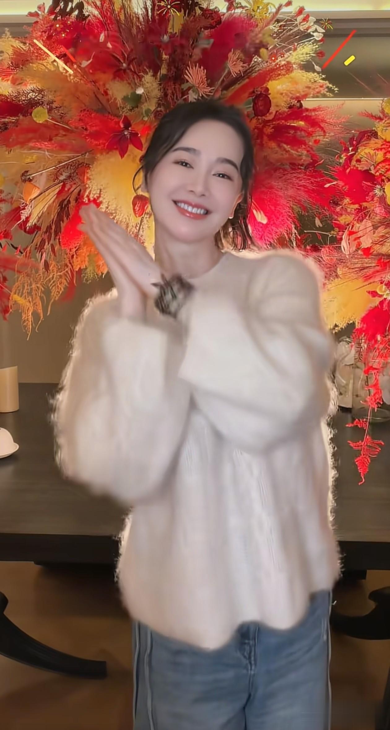 48岁左小青新年穿搭:毛衣+牛仔裤,减龄又高级,嫩得像小姑娘