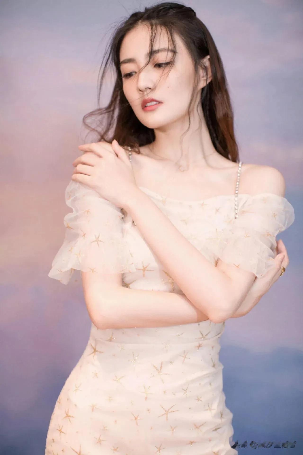 徐璐星星裙写真美出圈!这才是真正的“邻家女孩天花板”
