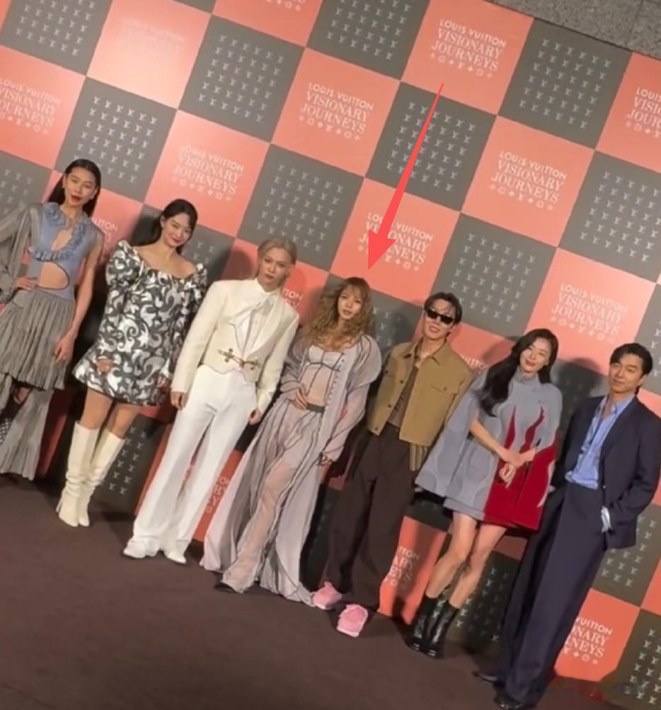 全智贤出席LV风光不再，商业价值下滑待遇变差，强撑气场冷到搓手