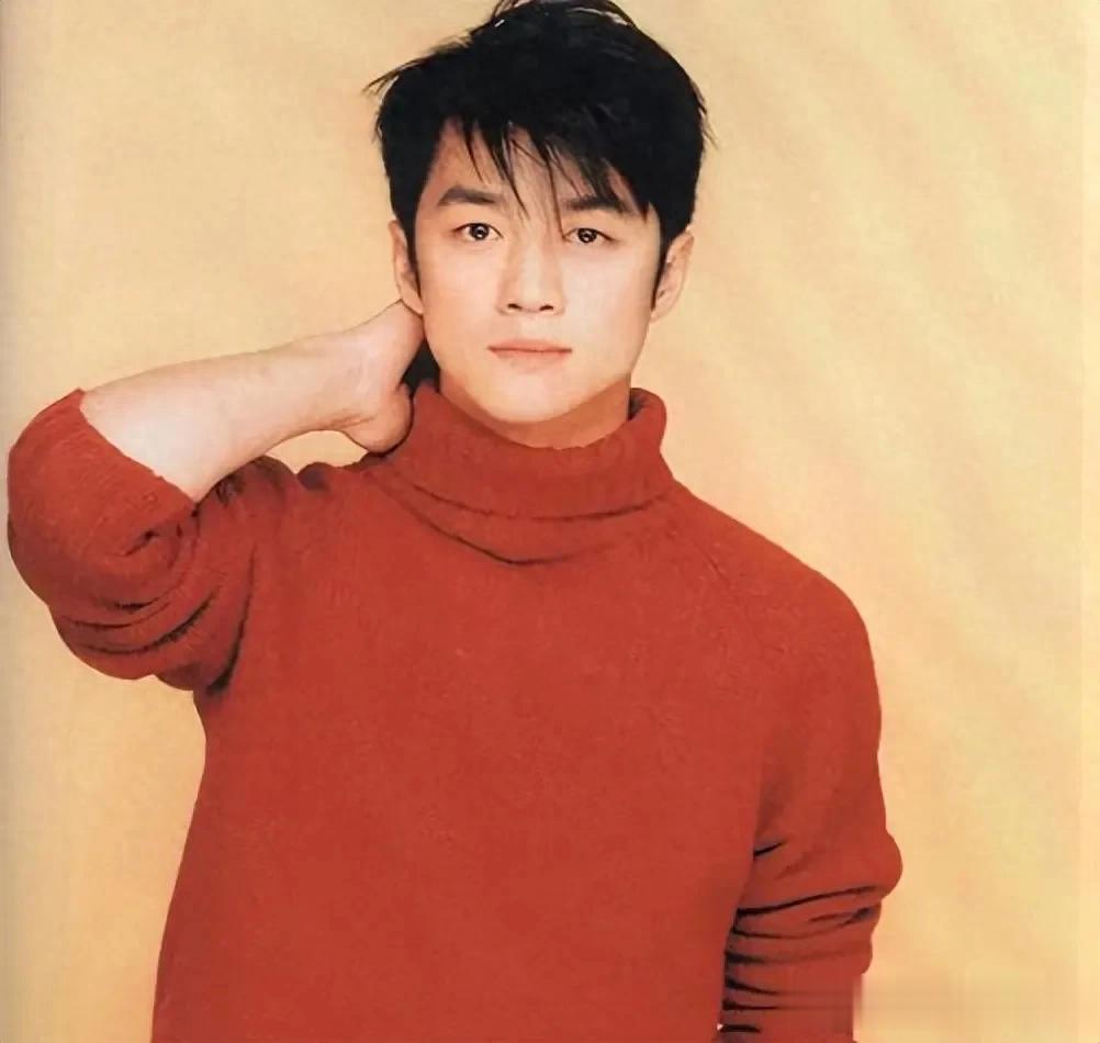 直到看清李亚鹏如今的处境，才明白“消失”的王菲有多精明