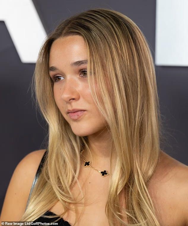 贝克汉姆14岁女儿戴梵克雅宝项链,引发争议,“这是脚踏实地吗”