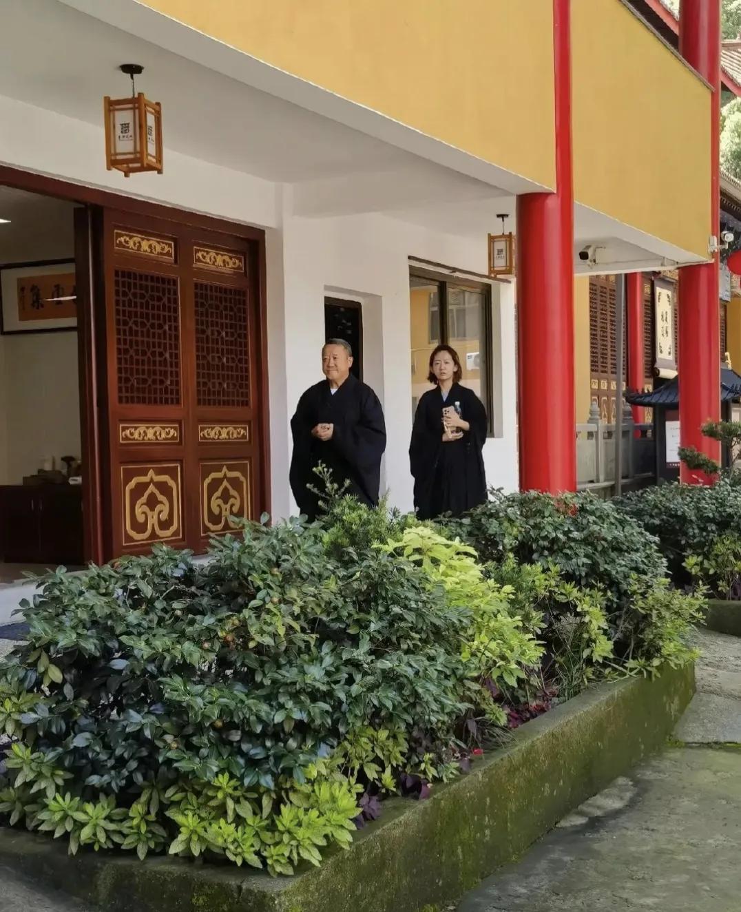 曾志伟到杭州寺庙修行,穿着僧服虔诚祷告,身后跟着一位黄发女子
