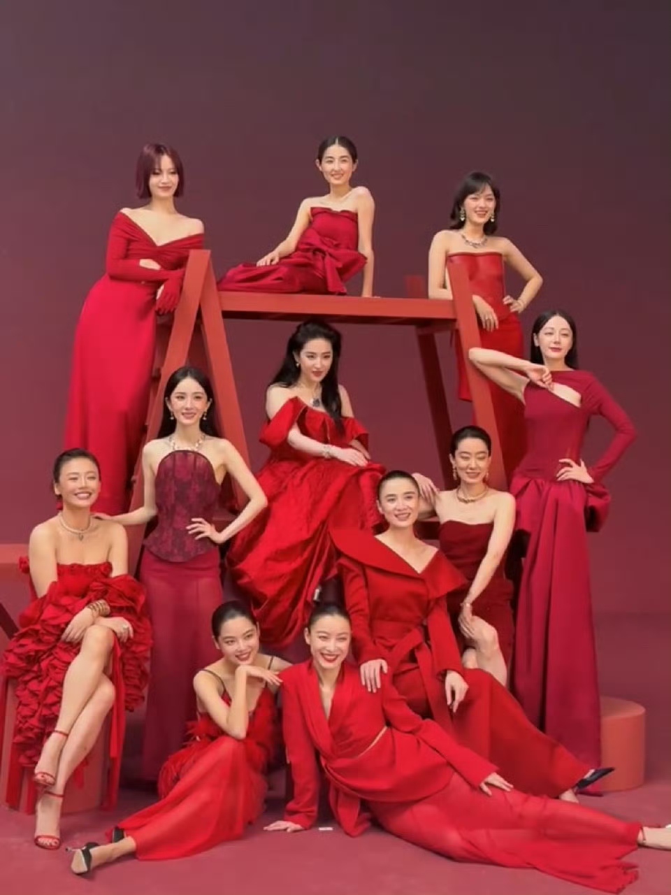 当众人热议金九喜悦,刘亦菲只说 “上班”:清醒者的职业底色