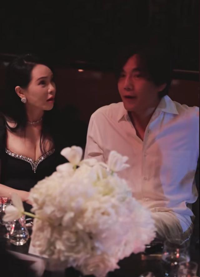 秦昊一家为他庆47岁生日，57岁伊能静穿超短裙，珠圆玉润身材绝了