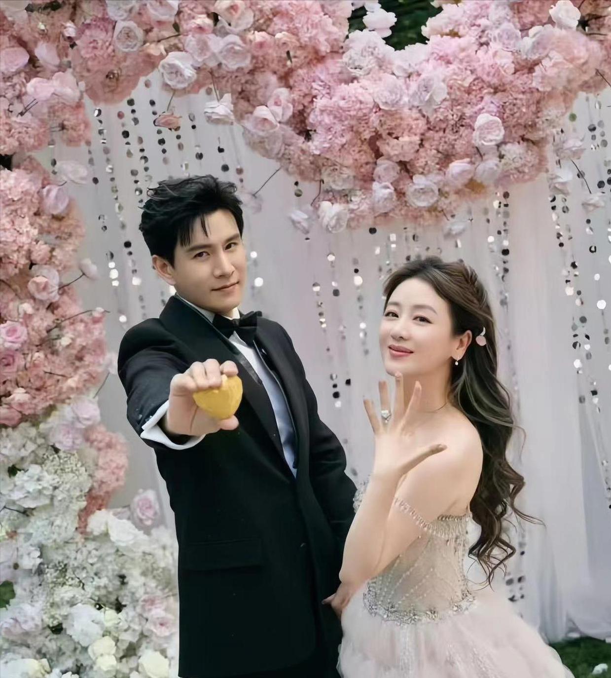 经超小李琳出差！8岁女儿拽着妈妈嚎啕大哭，疑腺样体面容引热议