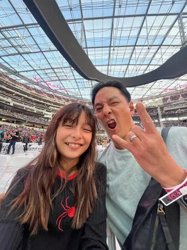 吴彦祖晒多张混血女儿合影!12岁吴斐然眉眼英气,像爸爸也像妈妈