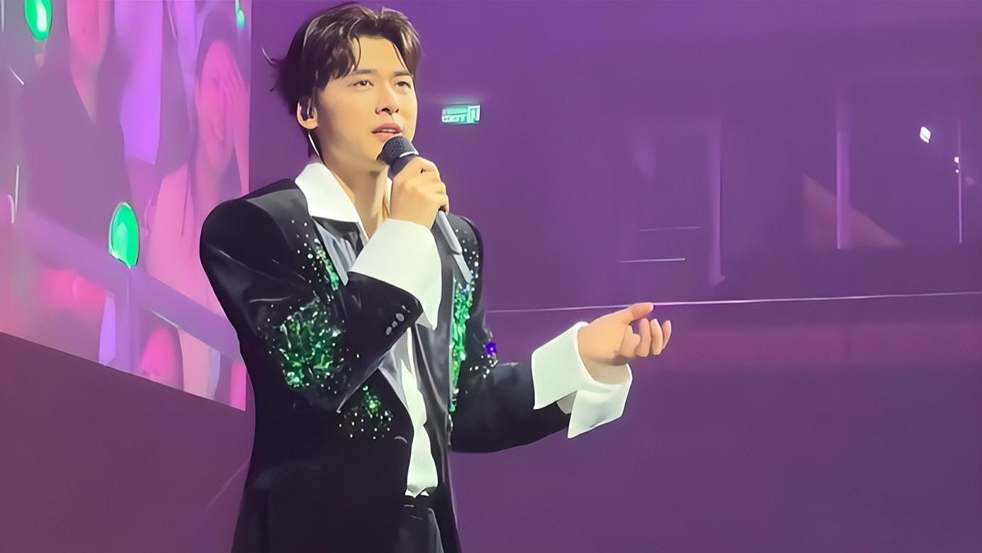 李易峰泰国捞金，跪地、穿浴袍与粉丝互动，内场3500票秒售空