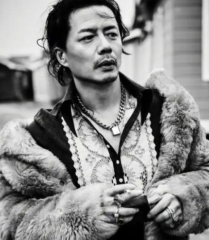 年轻时长得丑,变老后反而帅到掉渣,这四位男星对比太明显