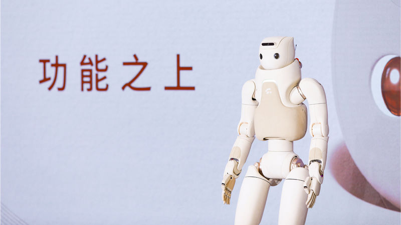 世界机器人大会观察|挤不进去展台,人形机器人集体比拼\卷\活干