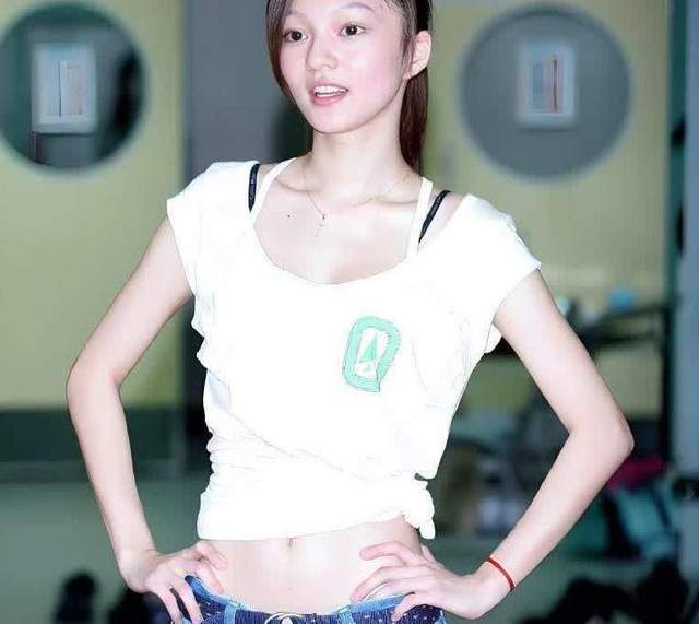 被原生家庭拖累,逆袭崛起女王归来,43岁穿婚纱宛如精灵,太惊艳了