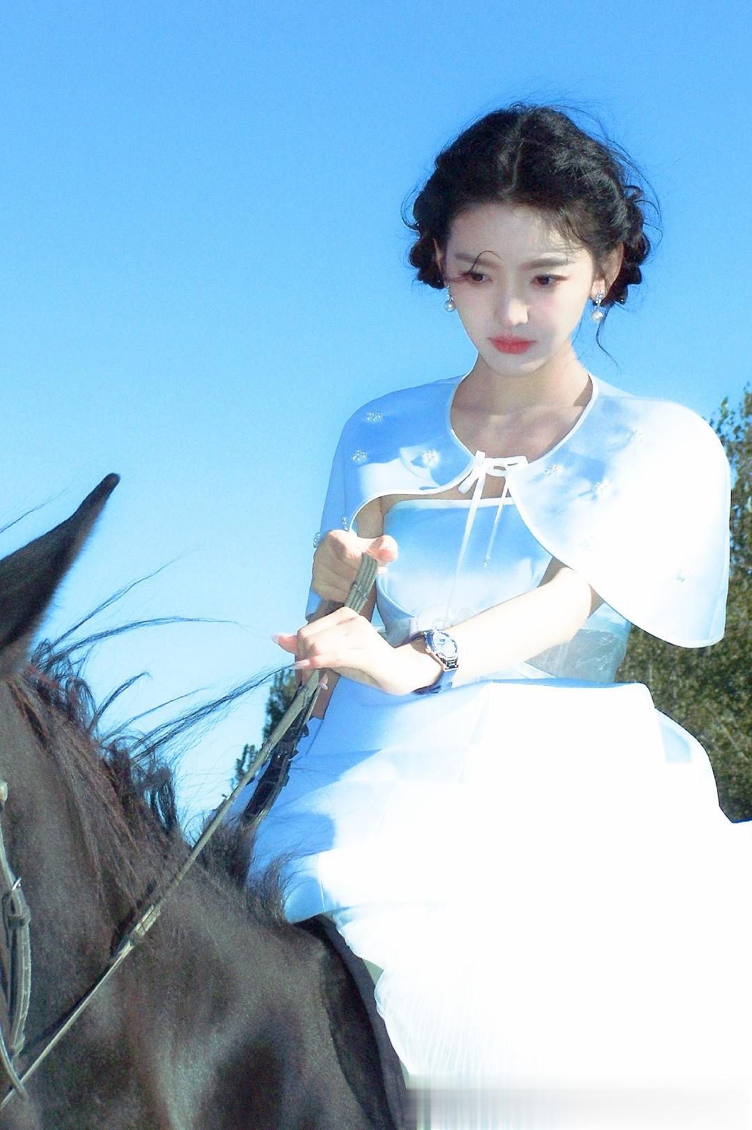 章若楠民国千金造型:蓝裙礼帽美疯全场