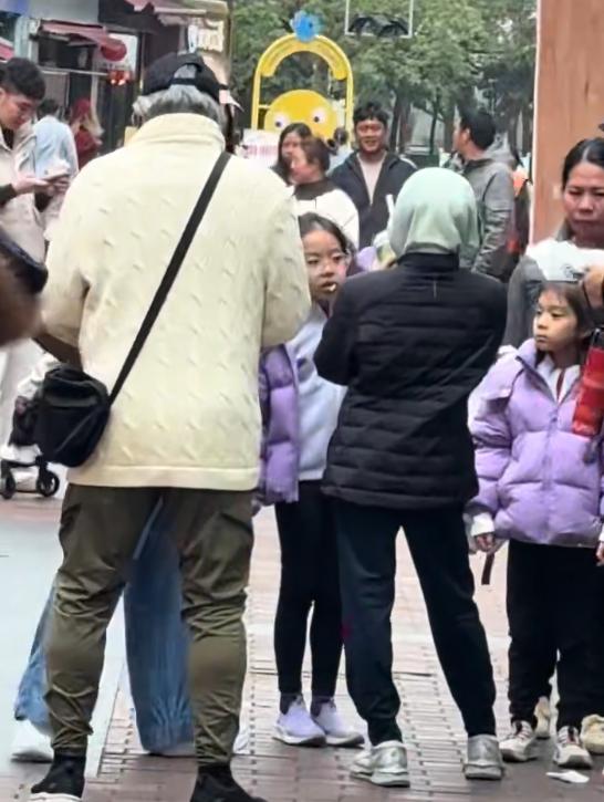 郭晶晶全家游南沙，8岁霍中妍戴眼镜像朱玲玲，5岁霍中怡像妈妈