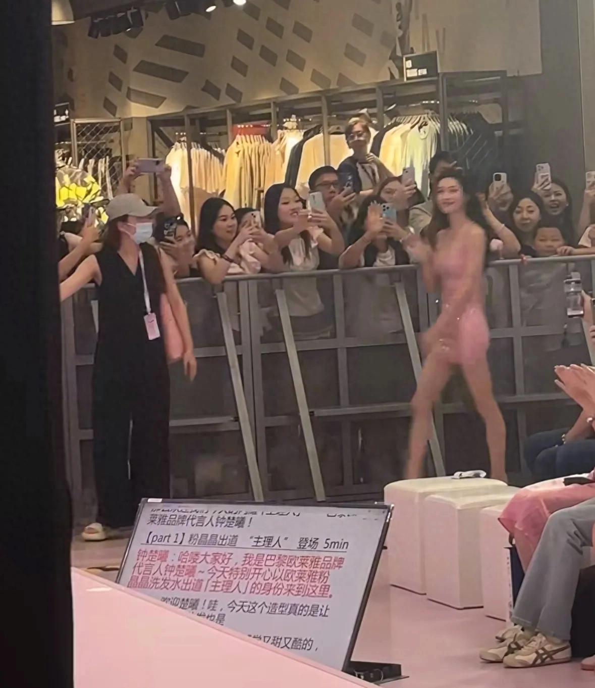 钟楚曦出席线下活动，穿百元短裙秀大长腿，身材超好从头美到脚