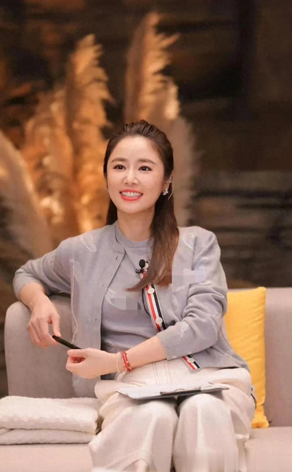 林心如当妈后气质越发年轻！穿羽毛印花开衫+阔腿裤，简约又高级