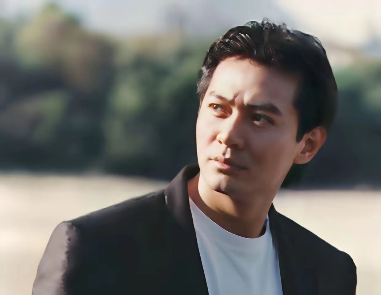 TVB前男星“持刀”在小区里做好事，一身肌肉显霸气，酷似刘德华