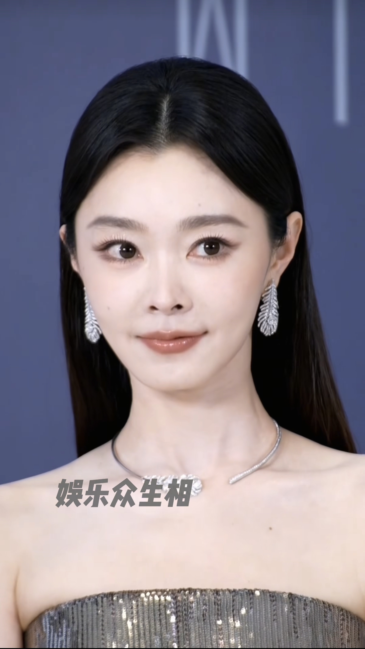 太美了！宋轶出席时尚之夜，穿渐变抹胸长裙，气质美貌优雅全占了