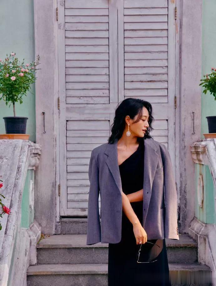 朱丹烫了微卷短发气质大变！穿灰色西装+斜肩裙，高级又洋气！