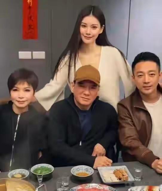 汪小菲更新动态，玥儿背影出镜，个子高高很清瘦，好黏马筱梅