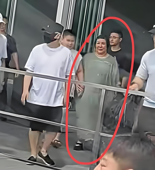 郭德纲一家现身机场,王惠郭汾阳胖的走路都费劲,郭德纲竟然最瘦