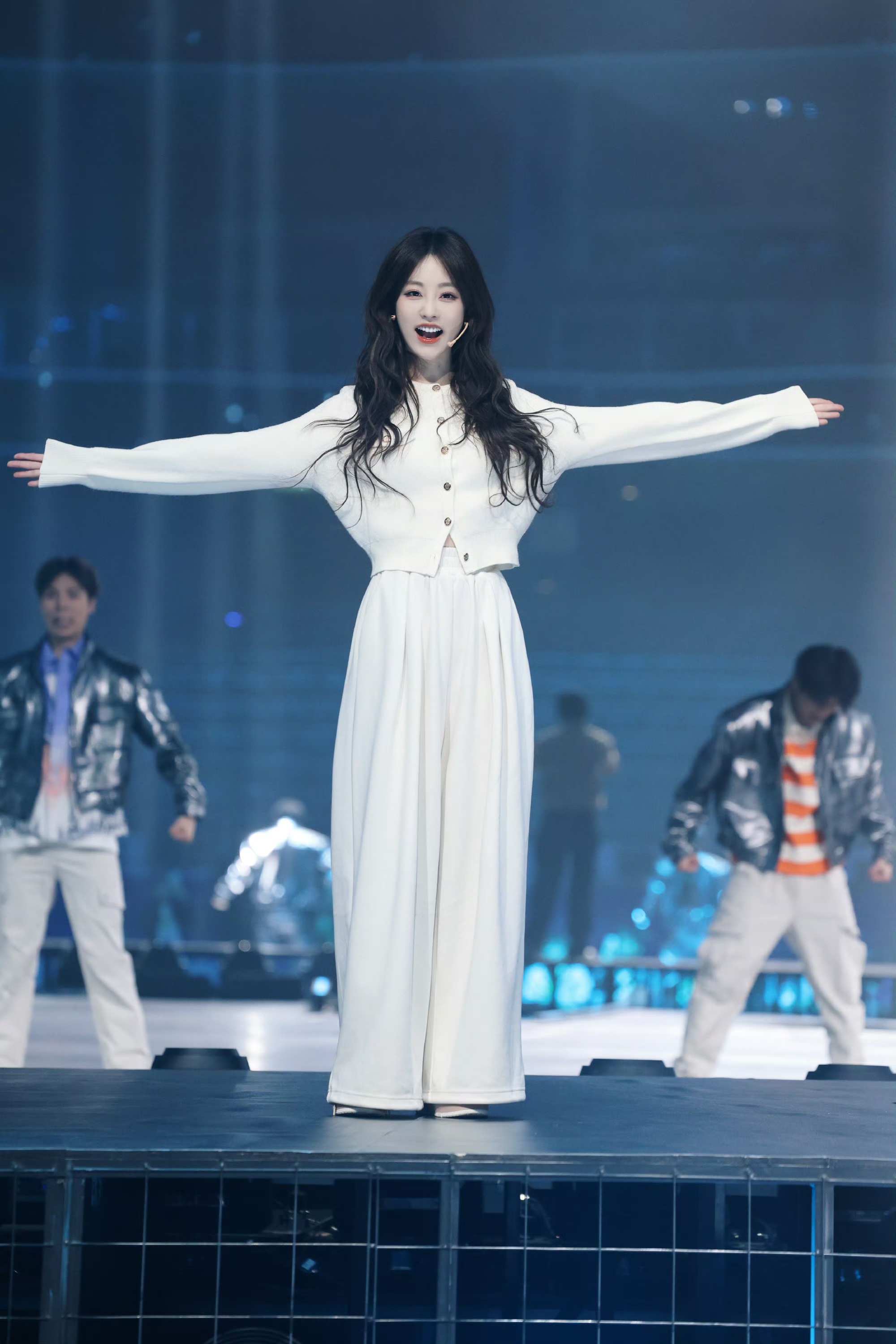 祝绪丹紫蓝纱裙美成星河，私服随性甜妹范儿十足！