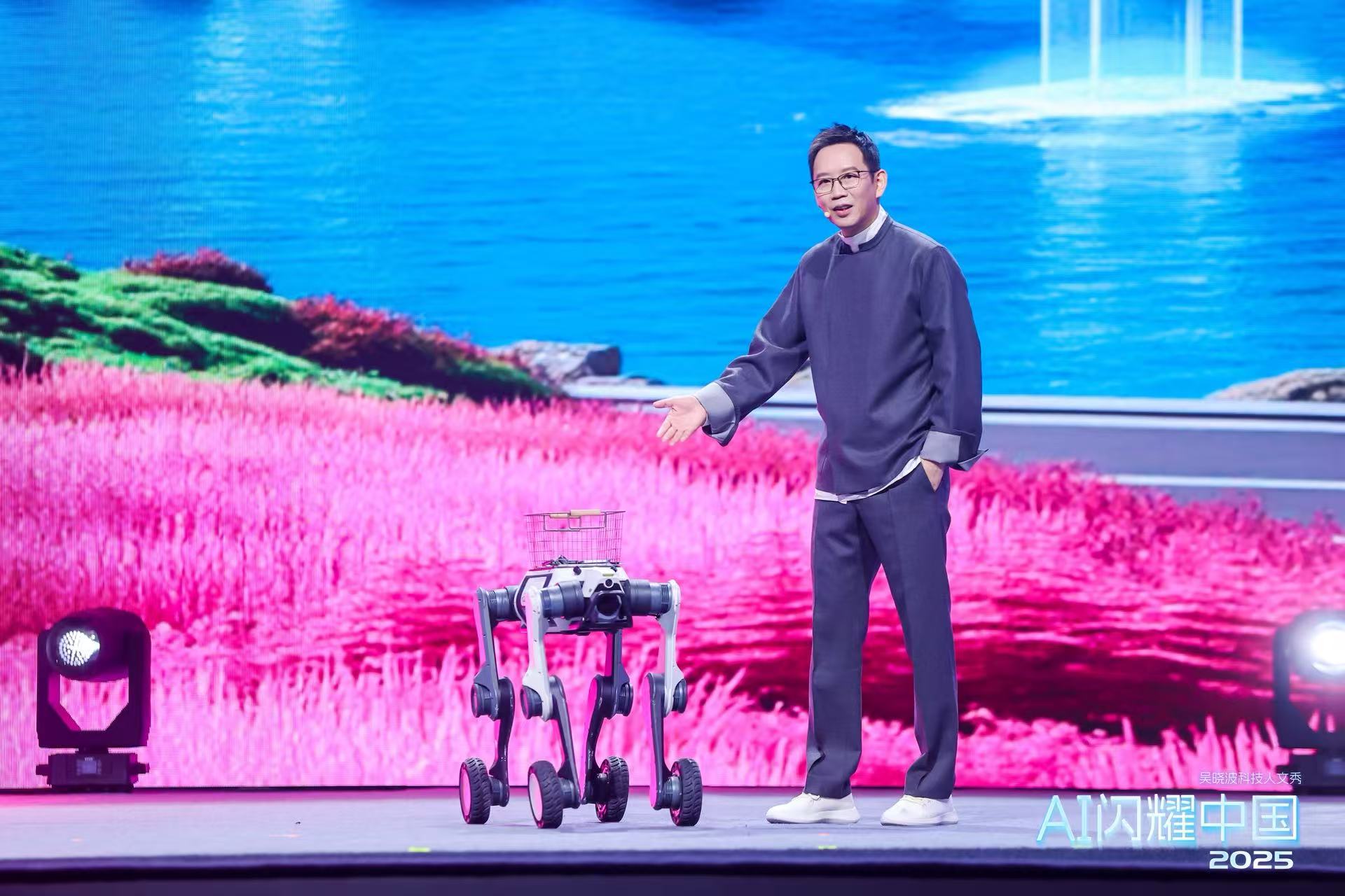 AI大腦+機器人行動+極致影像 榮耀用ROBOT PHONE講好下一個手機故事
