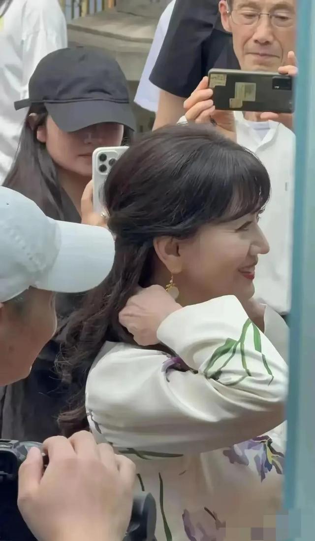 71岁赵雅芝生图真实状态 网友： 太吓人了！这么厚的粉底都难掩老态