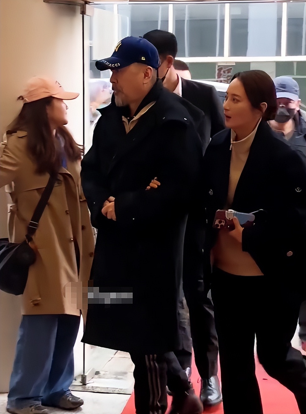 陈建斌现身喀什,满嘴胡茬被嘲老人味,蒋勤勤一旁眼神乱撇很不屑