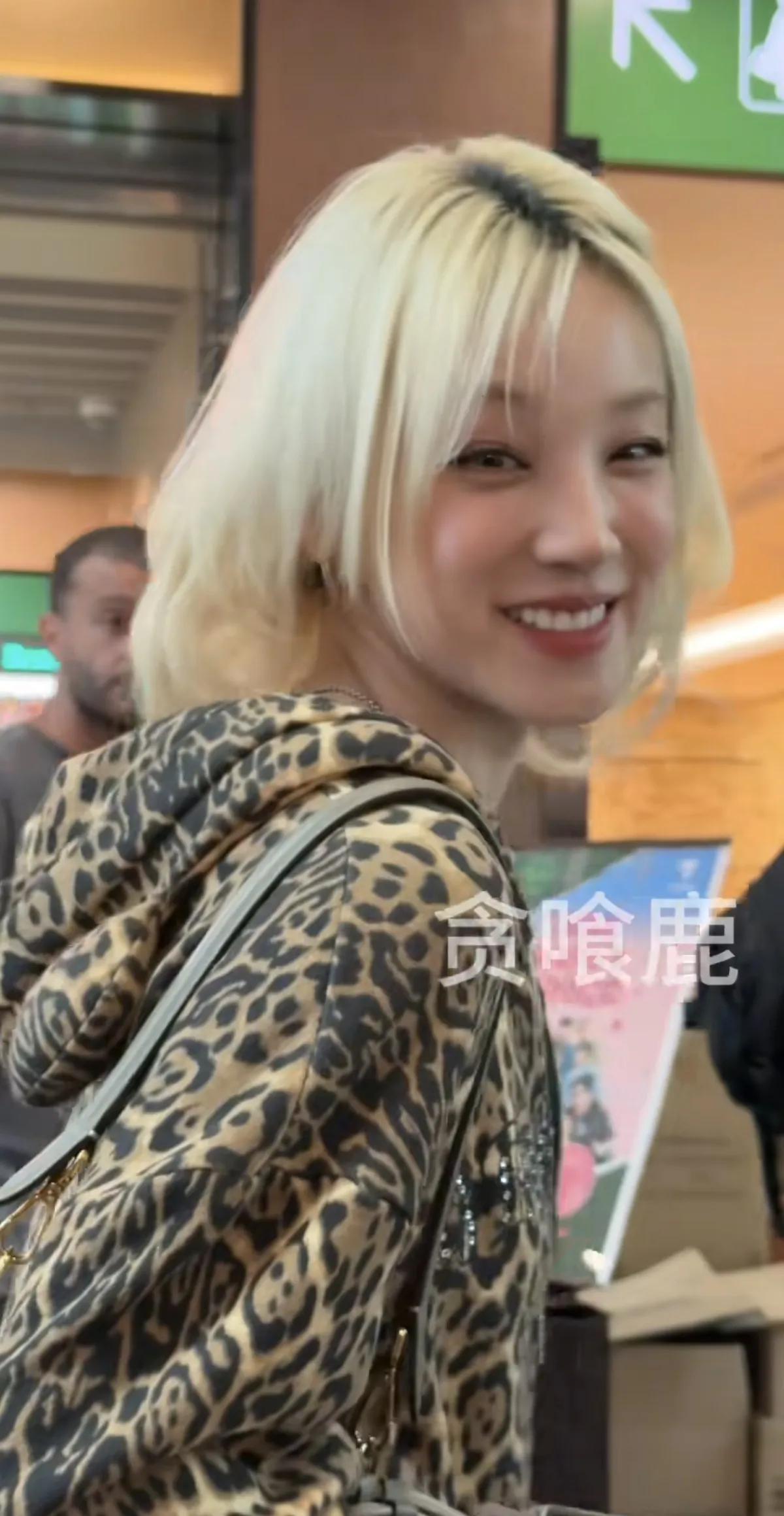 宋雨琦韩国机场被偶遇，穿豹纹外套搭短裙很时尚，整个人又白又瘦