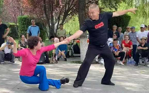 65岁广场舞大妈相亲市场极好，收金条到手软，最后却悲剧了，被查出患上艾滋