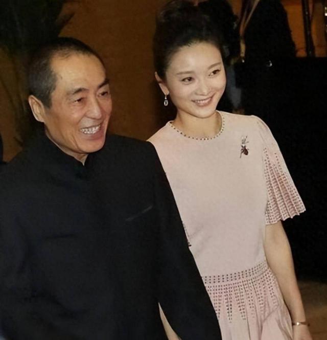 74岁张艺谋现状:43岁老婆韵味十足,仨孩子随妈妈