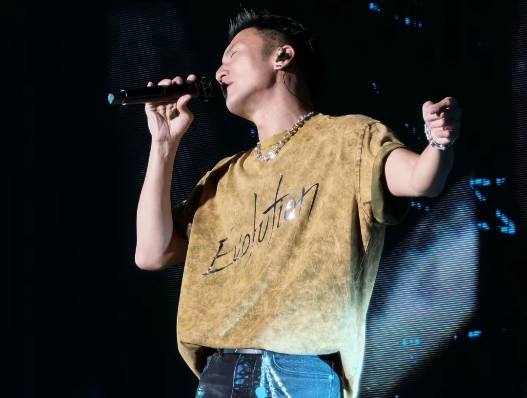 顶166 亿债务,杨受成却送陈伟霆几十万足金,难怪艺人愿陪他还债