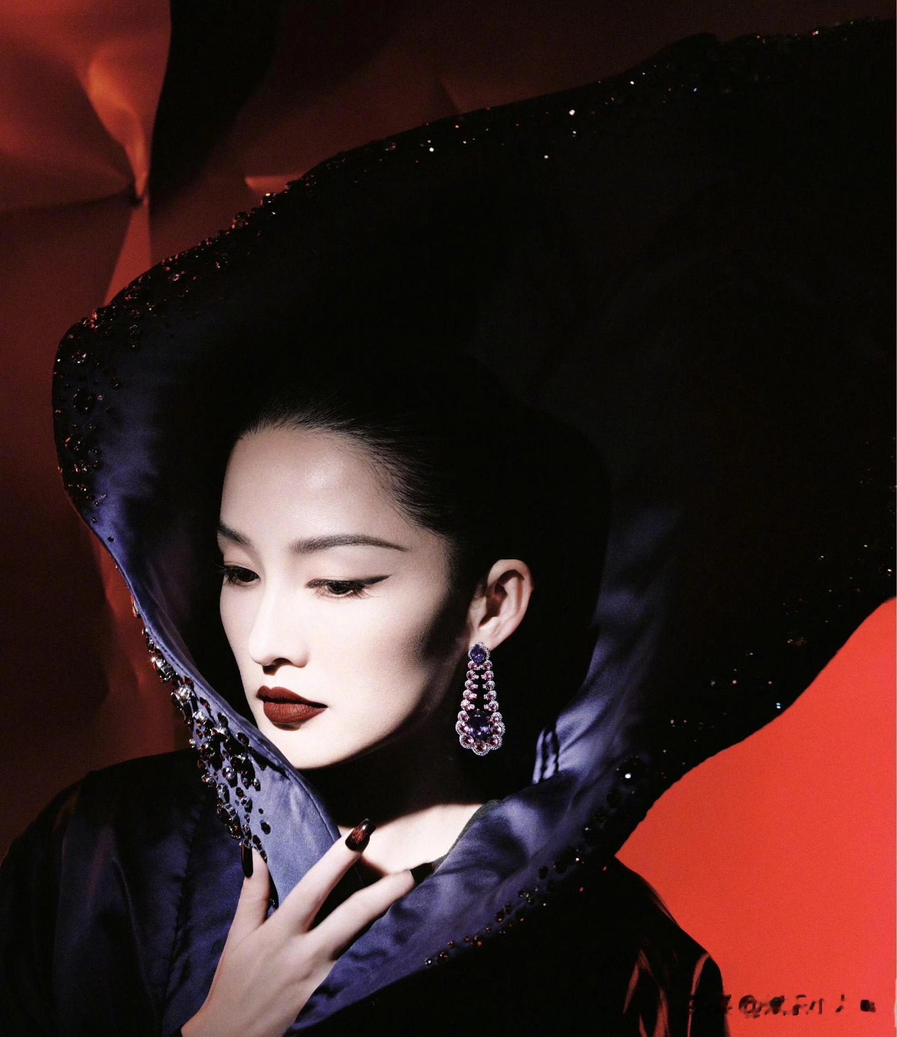 李沁出镜芭莎珠宝十一月刊封面大片,美得好似高贵冷艳的白天鹅