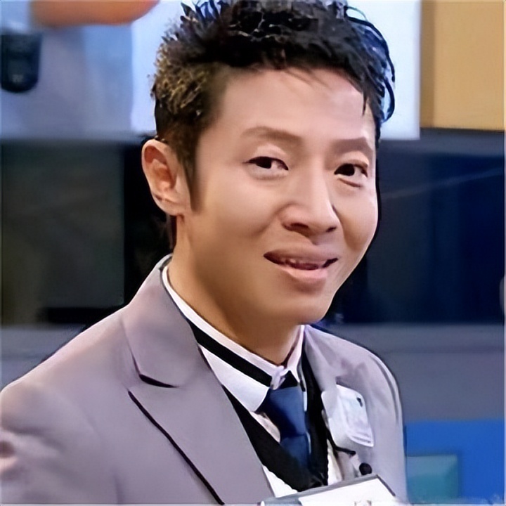 49岁撒贝宁满头白发、一脸沧桑老到不敢认,央视名嘴咋变这样了?