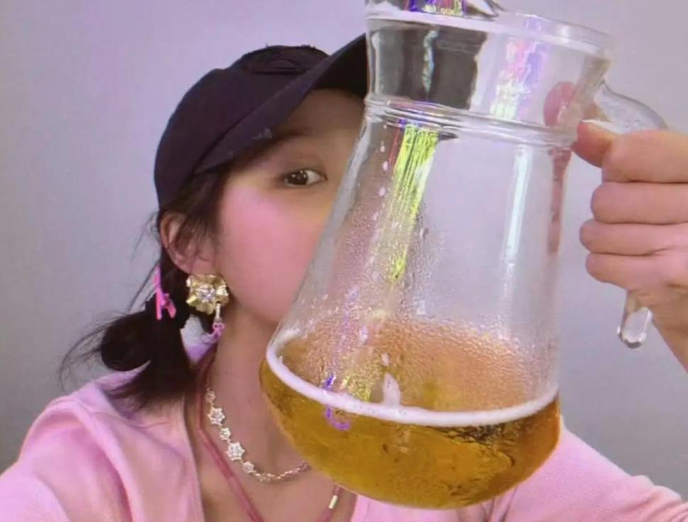 分手消息藏不住了？鹿晗关晓彤同天现身,一个细节暴露恋情现状