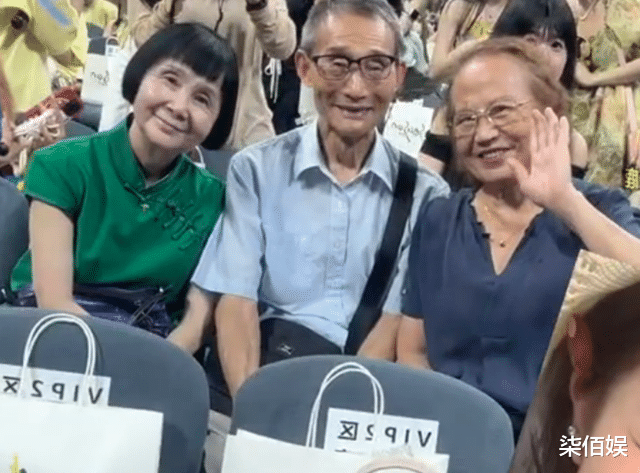 鹿晗南昌开完演唱会，和邓超一家逛公园，超姐露面年轻又有气质