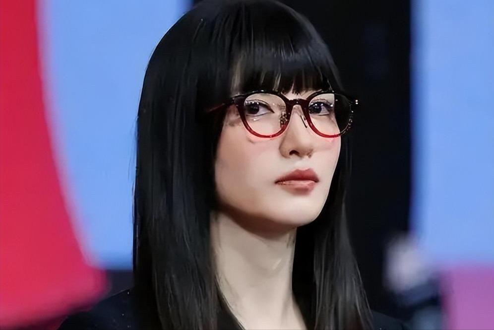 女明星别动脸!39岁江疏影现身活动,嘴歪脸僵、胖到认不出!